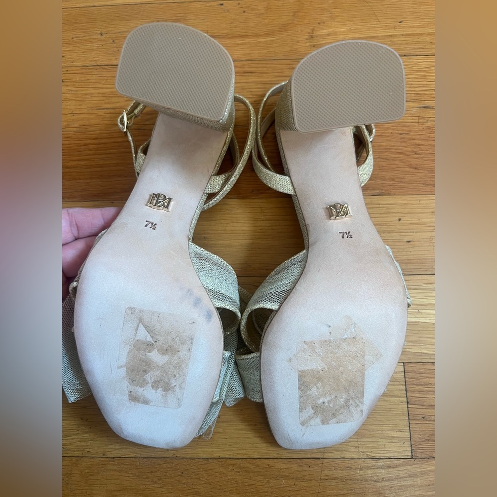 ๐ BADGLEY MISCHKA Tess Block Heel Sandals Tulle Bow Leather Sole Gold Size 7.5 - Picture 9 of 11